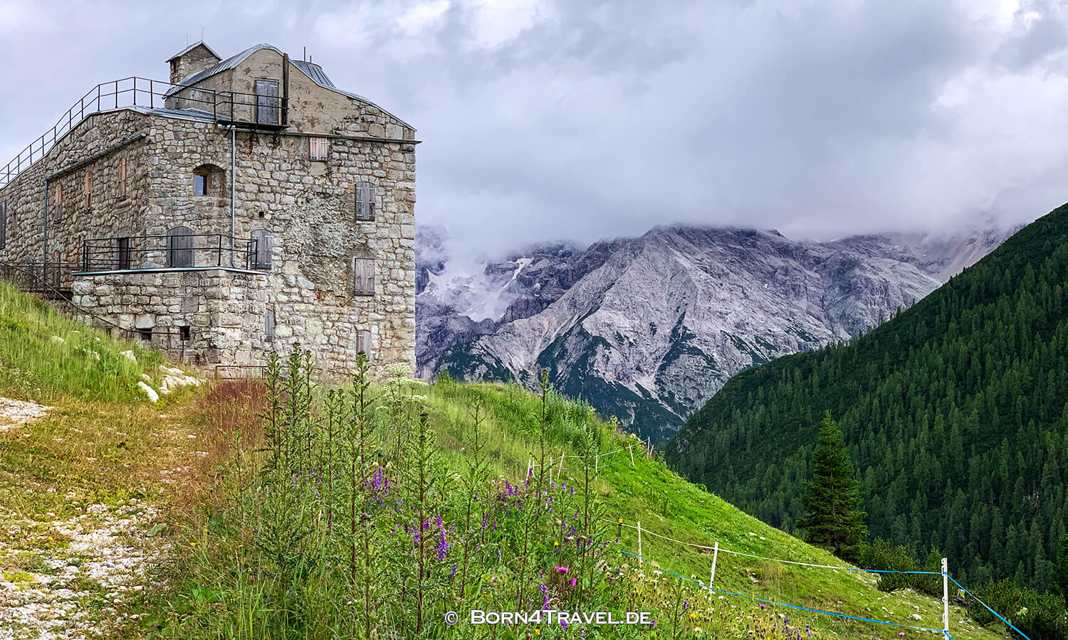 Sperrwerk Plätzwiese,Wandern auf der Plätzwiese,,Naturpark Fanes Sennes Prags, Dolomiten,Südtirol,born4travel.de