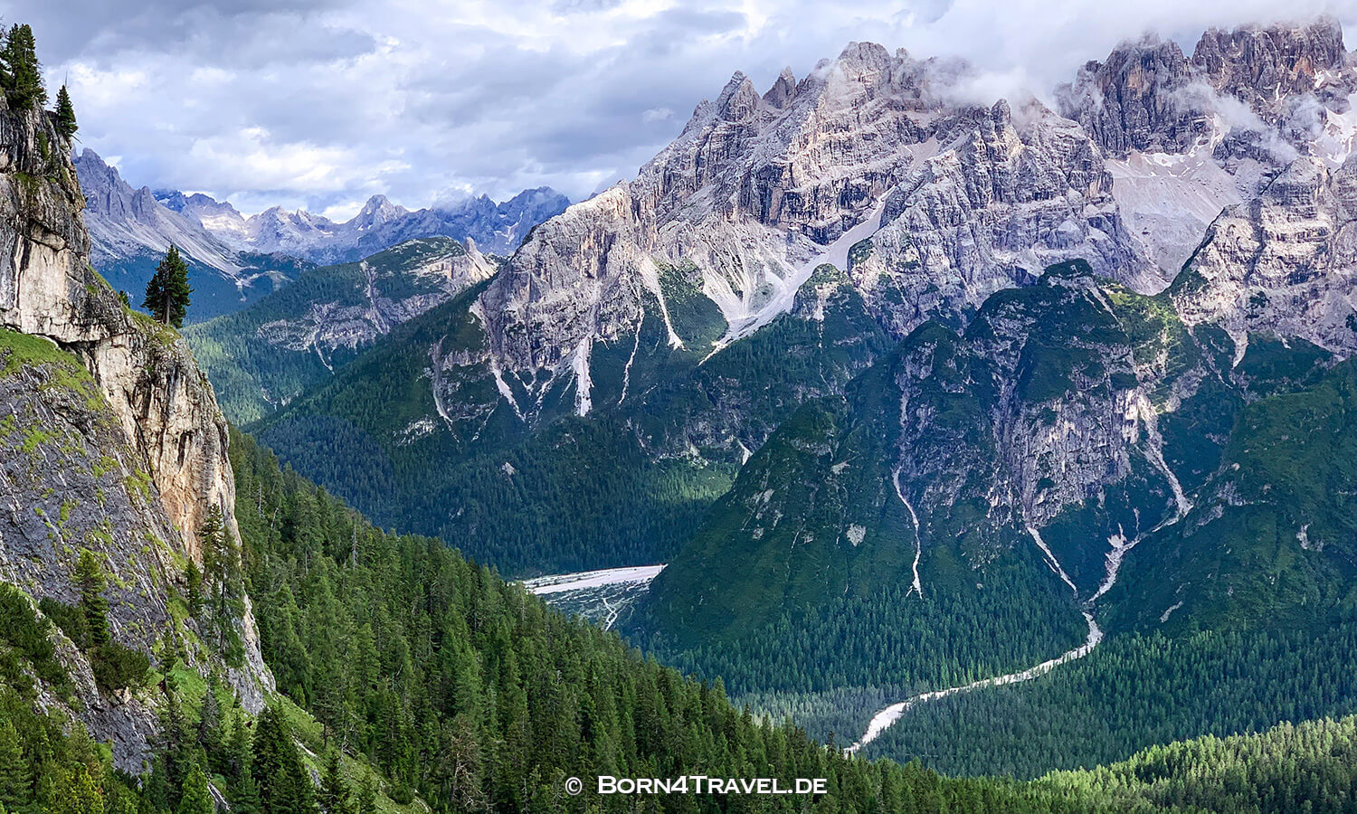 Blick auf Monte Cristallo an der Dürrensteinhütte,Wandern auf der Plätzwiese,Naturpark Fanes Sennes Prags, Dolomiten,Südtirol,born4travel.de