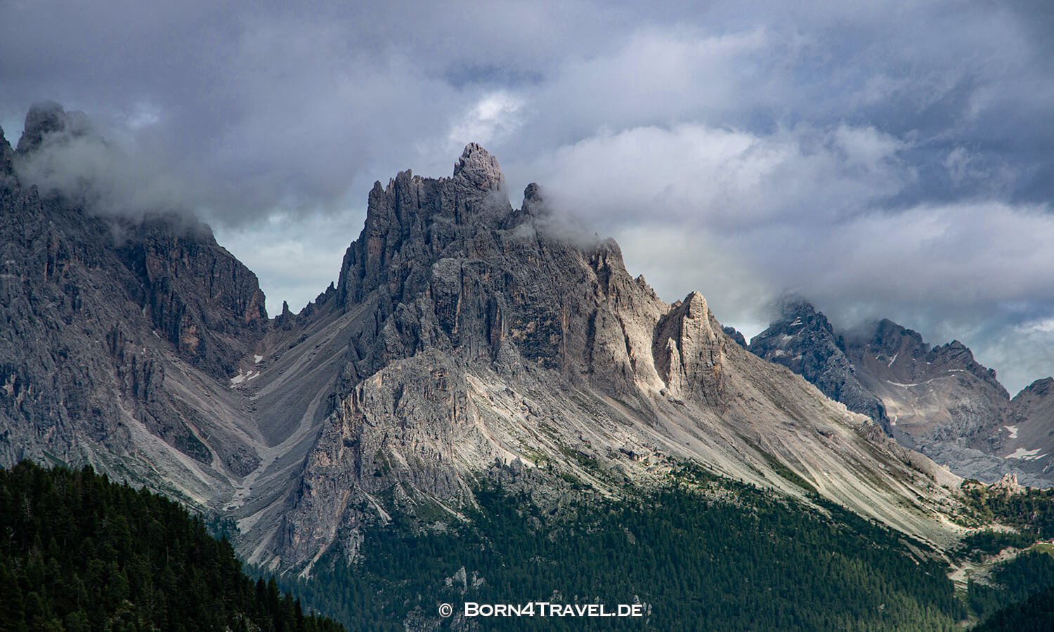 Dürrensteinhütte und das Sperrwerk vor dem Monte Cristallo Massiv,Wandern auf der Plätzwiese,Naturpark Fanes Sennes Prags, Dolomiten,Südtirol,born4travel.de