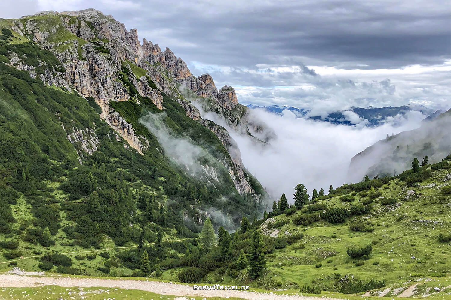 Wandern auf der plätzwiese,Naturpark Fanes-Sennes-Prags, Dolomiten,Südtirol,born4travel.de