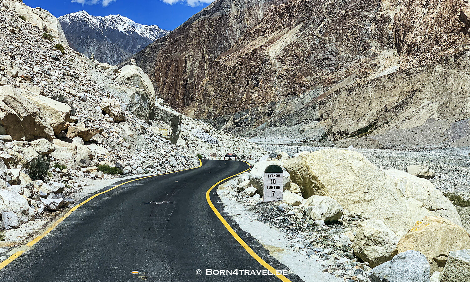 Diskit-Turtuk Highways,Nubra Valley,Ladakh,Himalaya,Indien,born4travel.de