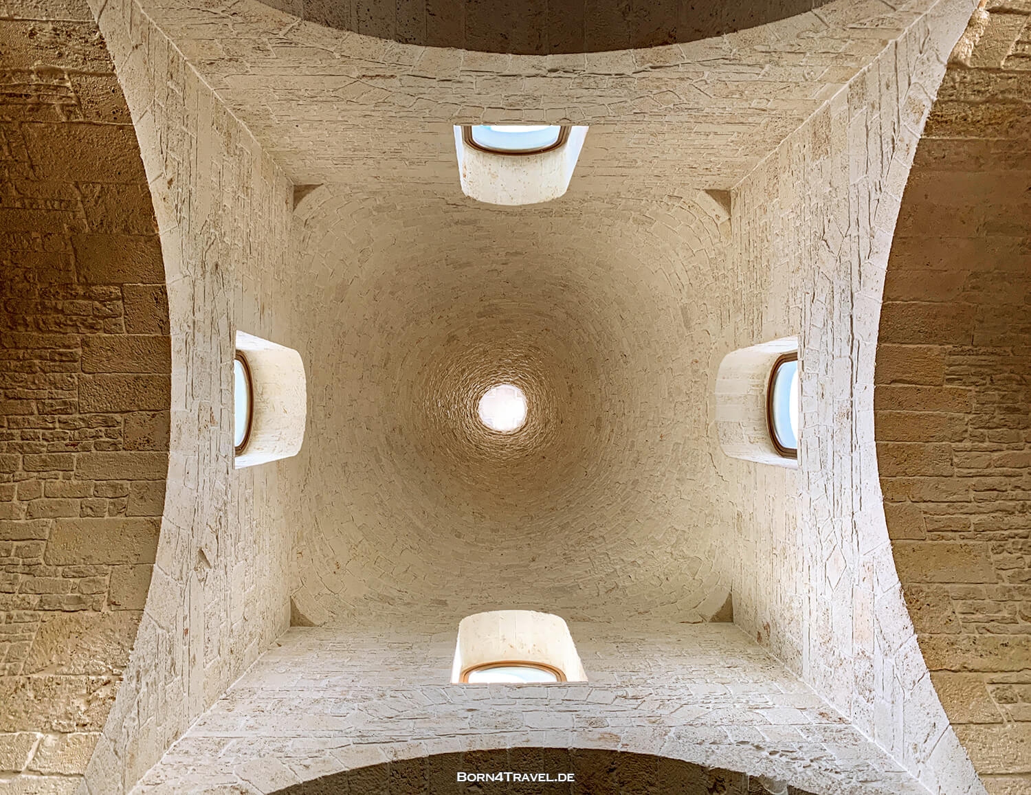 Chiesa Sant'Antonio,Trulli in Arberobello,Apulien,Puglia,Italien,born4travel.de