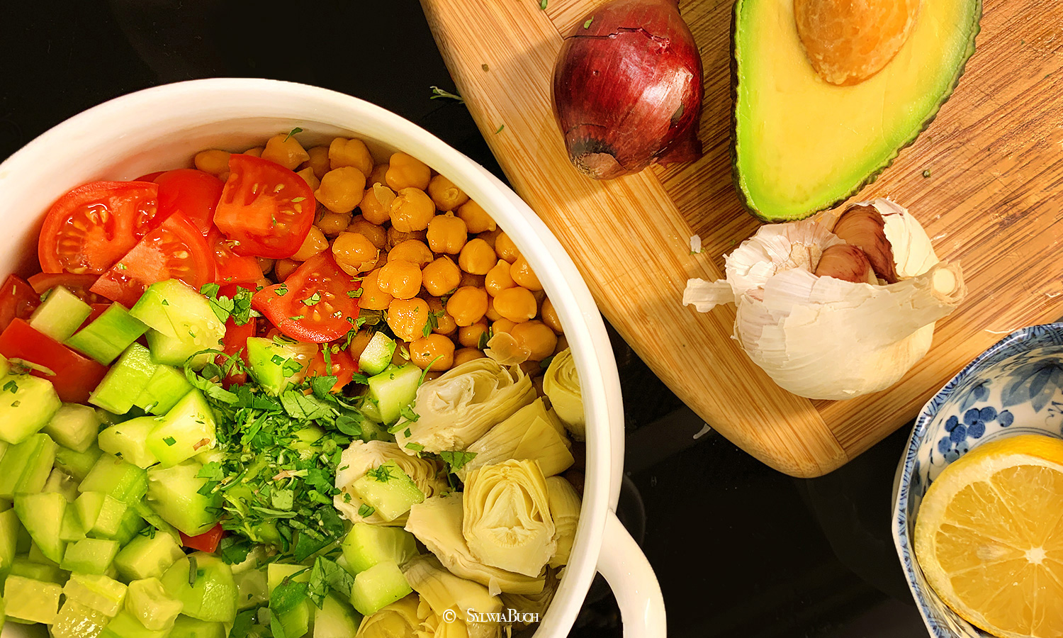 Frischer Kichererbsen-Salat mit Artischocken, Avocado & Koriander,born4travel.de