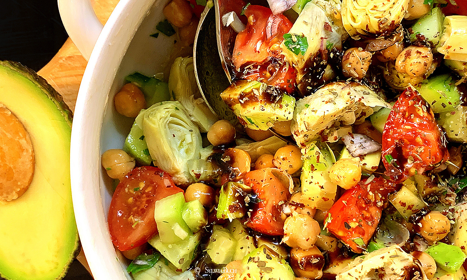 Frischer Kichererbsen-Salat mit Artischocken, Avocado & Koriander,born4travel.de