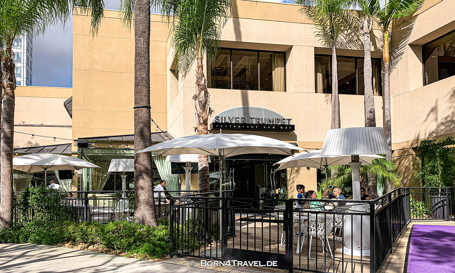 Breakfast im Silver Trumpet - Avenue of the Arts costa Mesa, California,born4travel