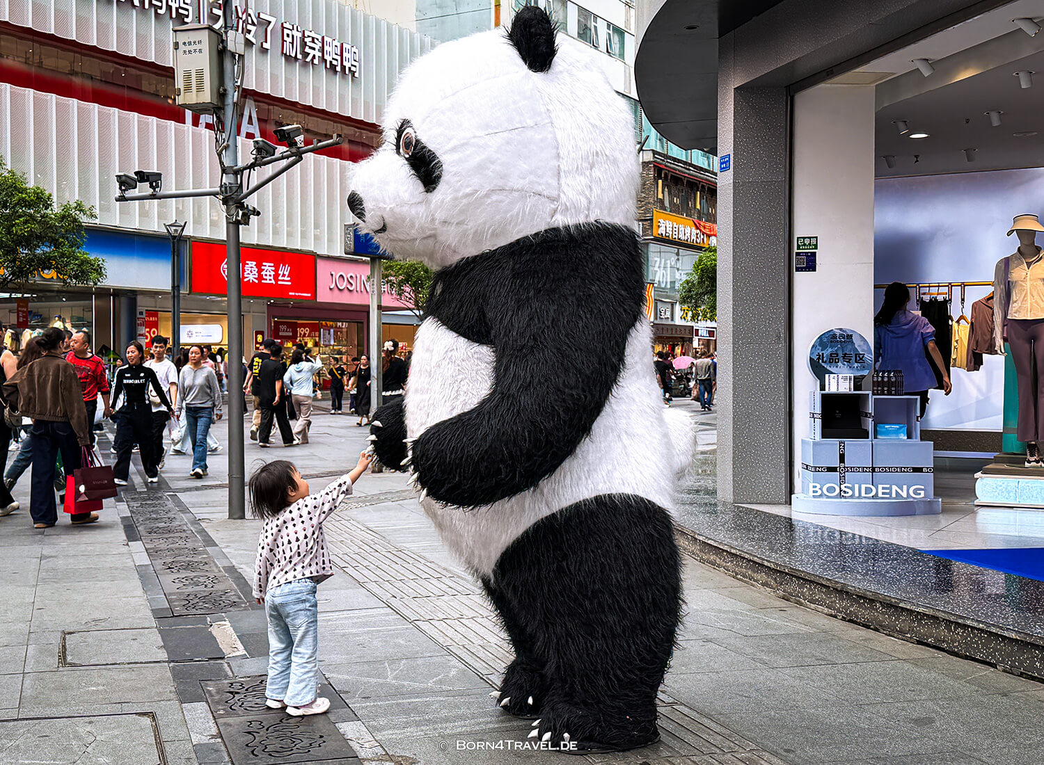 Chunxi Road,Chengdu,Sichuan,China2026,born4travel.de Chunxi Road,Chengdu,Sichuan,China2026,born4travel.de