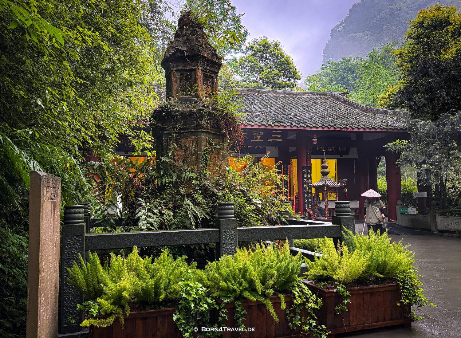Sansheng Tempel,Dujiangyan Panda Park,Panda Valley, Chengdu,China2026,born4travel.de Sansheng Tempel,Dujiangyan Panda Park,Panda Valley, Chengdu,China2026,born4travel.de