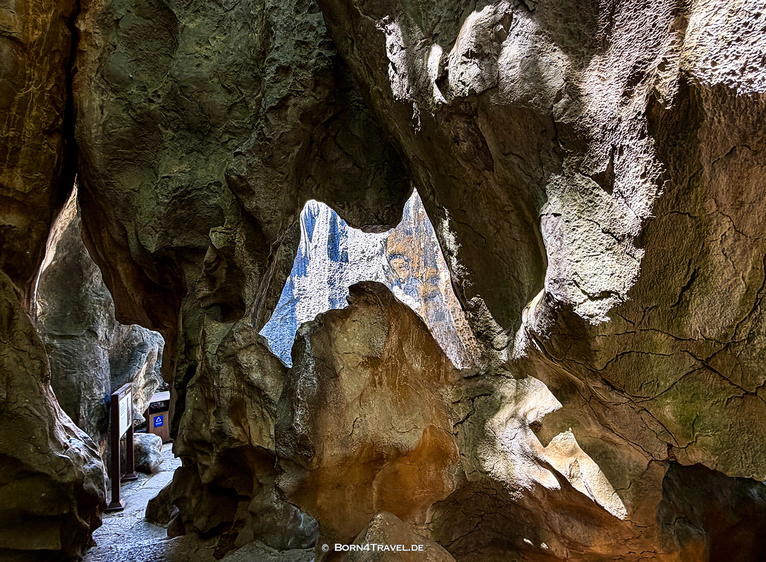 The Sword Peak Pond,Shinlin,Kunming,China2026,born4travel.de