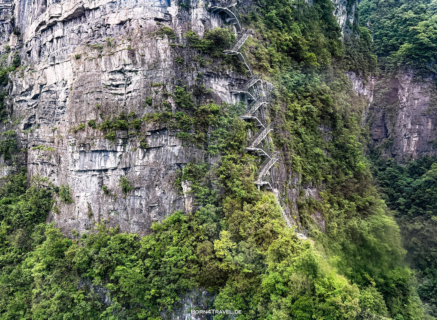 Tianmenshan National Forest Park Zhangjiajie,China2026,born4travel.de Tianmenshan National Forest Park Zhangjiajie,China2026,born4travel.de