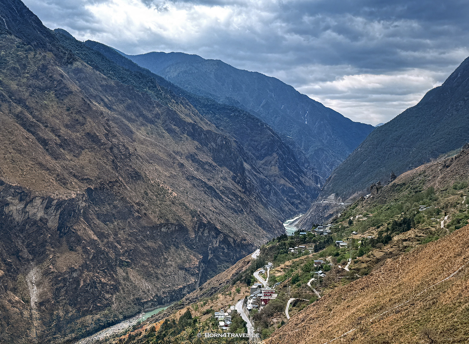 Tiger Leaping Gorge, Yunnan,China2026,born4travel.de Tiger Leaping Gorge, Yunnan,China2026,born4travel.de