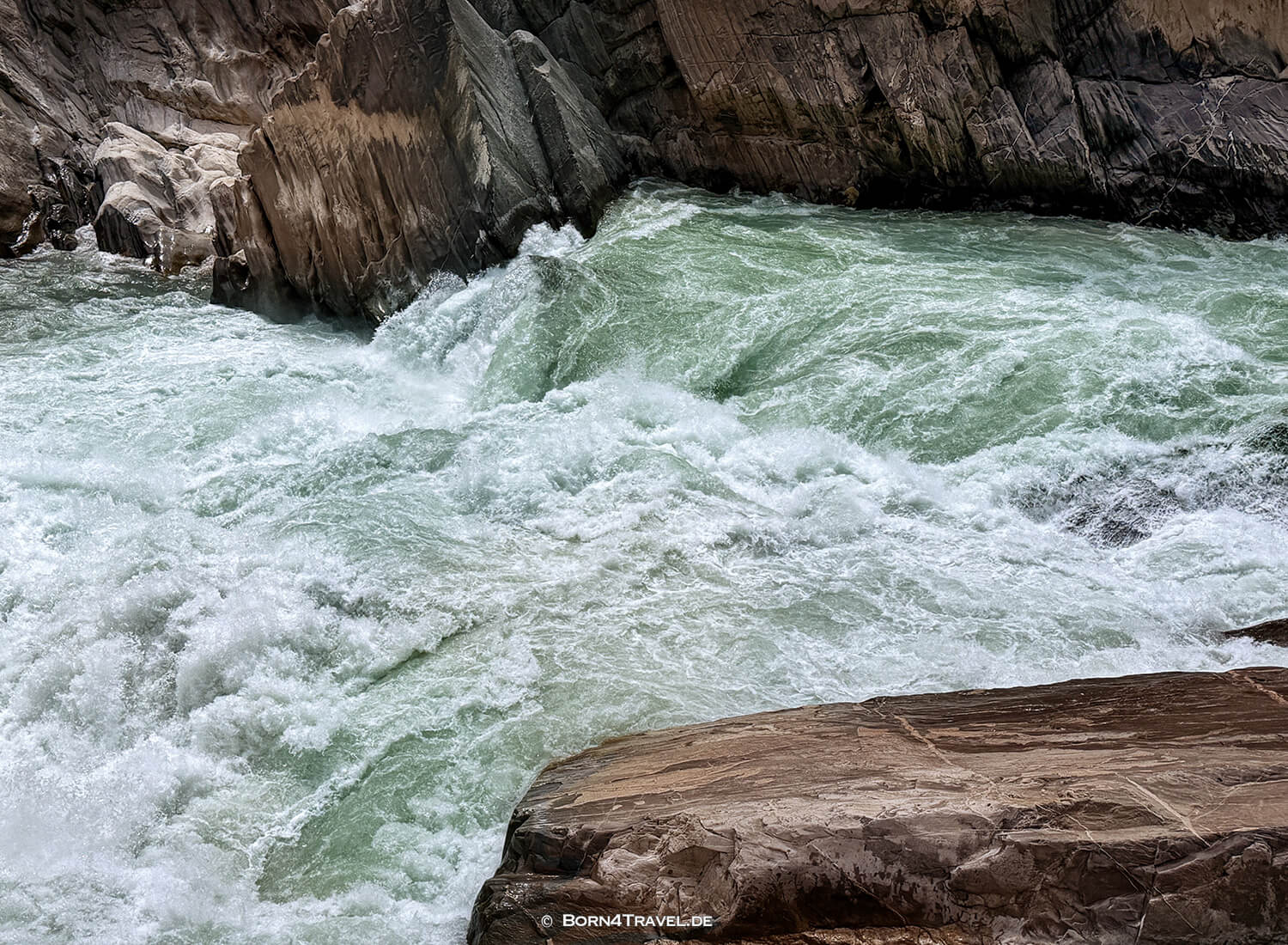 Tiger Leaping Gorge High Trail, Yunnan,China2026,born4travel.de Tiger Leaping Gorge High Trail, Yunnan,China2026,born4travel.de