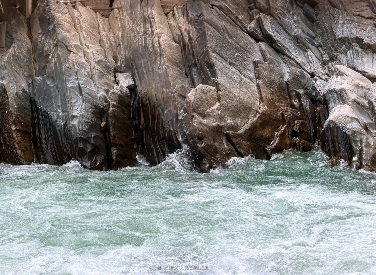 Tiger Leaping Gorge High Trail, Yunnan,China2026,born4travel.de Tiger Leaping Gorge High Trail, Yunnan,China2026,born4travel.de