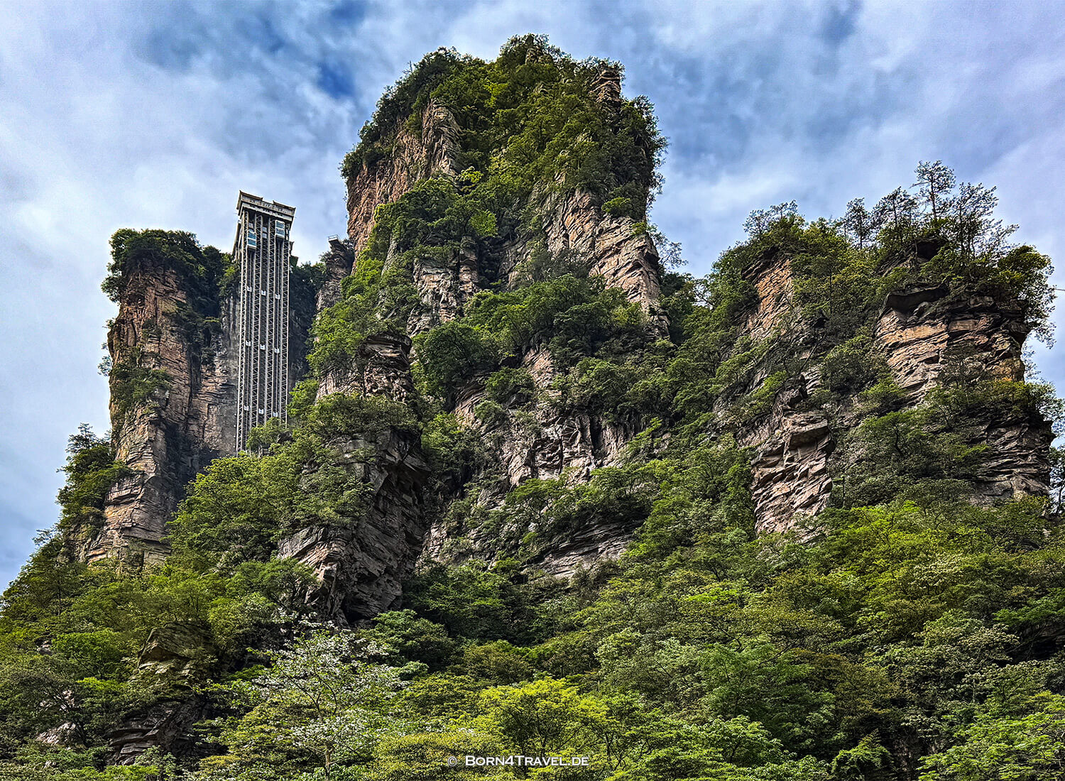 Bailong Elevato im Zhangjiajie,China2026,born4travel.de Bailong Elevato im ZhangjiajieChina2026,born4travel.de