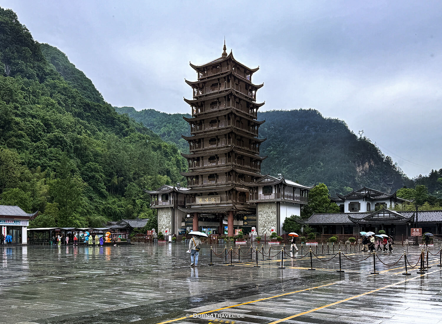 Wulingyuan Landmark Gate,Zhangjiajie National Forest Park ,China2026,born4travel.de Wulingyuan Landmark Gate,Zhangjiajie National Forest Park,China2026,born4travel.de