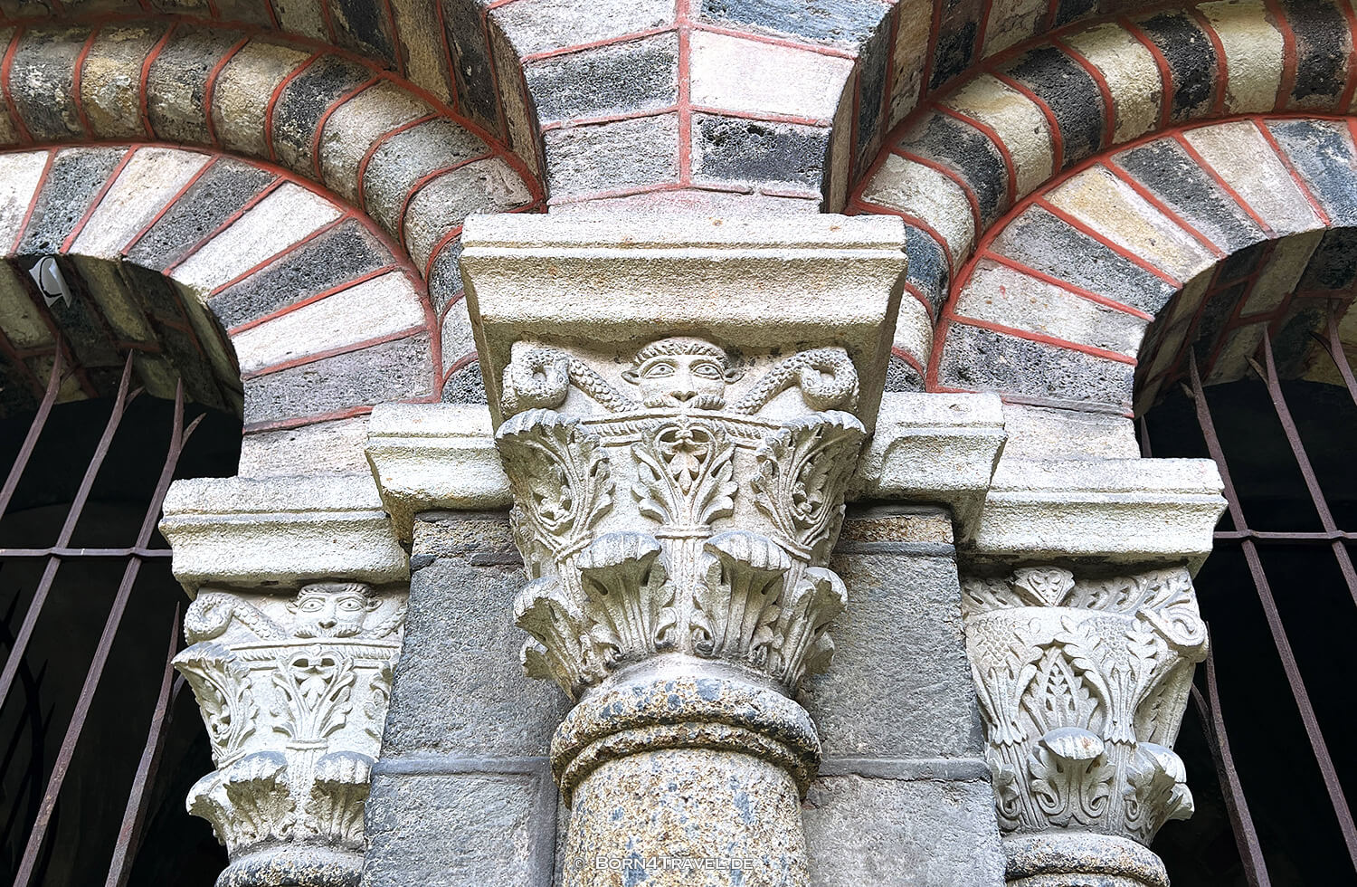 Kreuzgang der Kathedrale Le Puy - Le Cloître,La Puy-en-Velay,Frankreich,born4travel.de