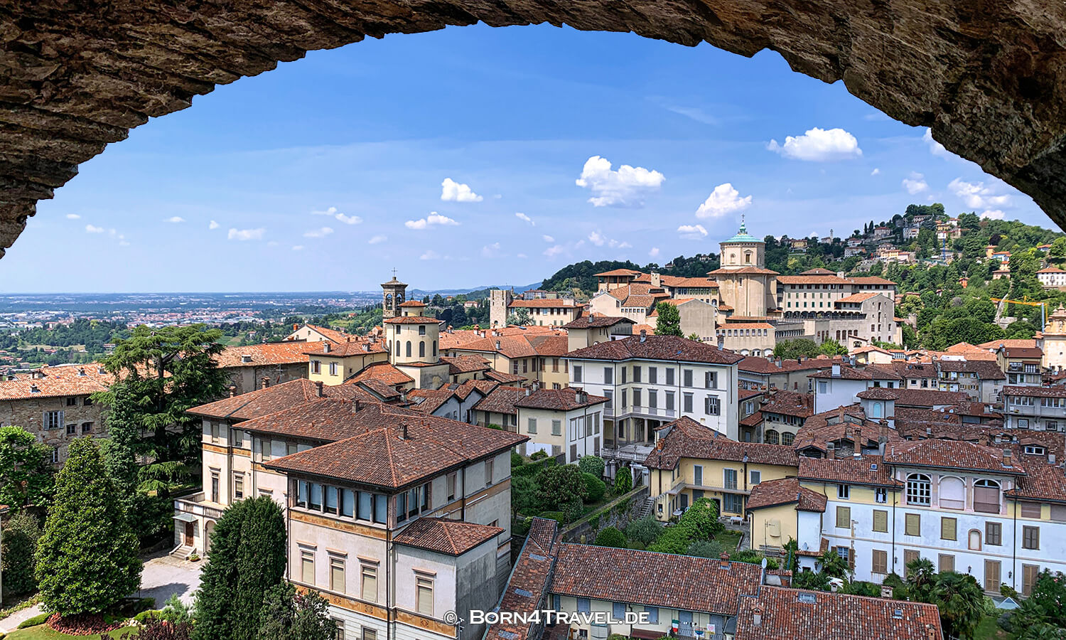 Blick Richtung Castello Di San Vigilio,Blick vom Glockenturm,Città Alta Bergamo,Lombardei,Italien,born4travel.de