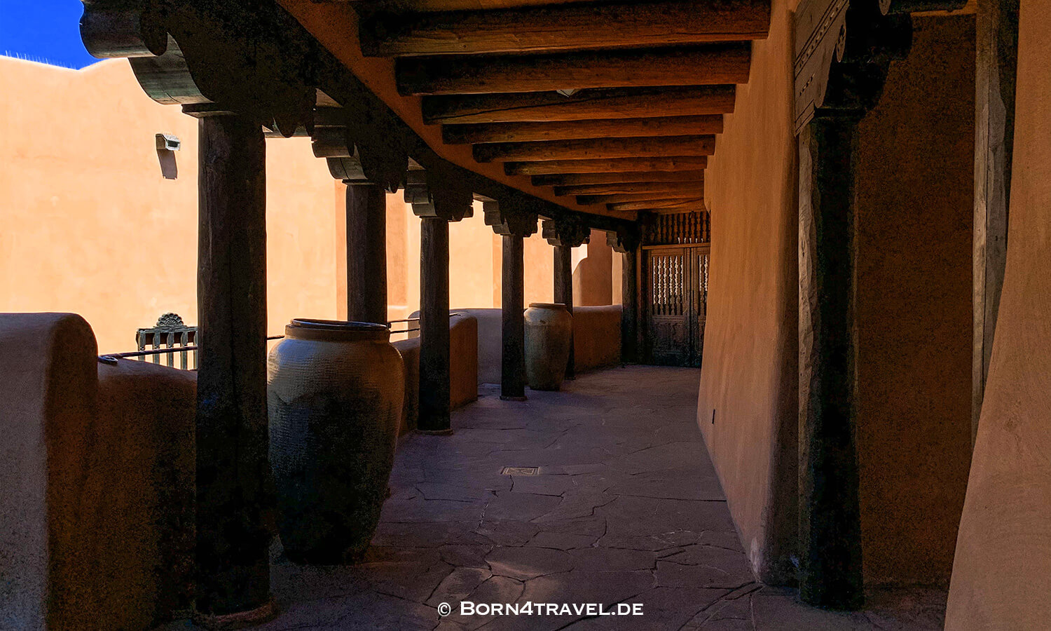Blick von der Terasse im  La Fonda auf die Basilica in Santa Fe,New Mexico,USA,born4travel.de